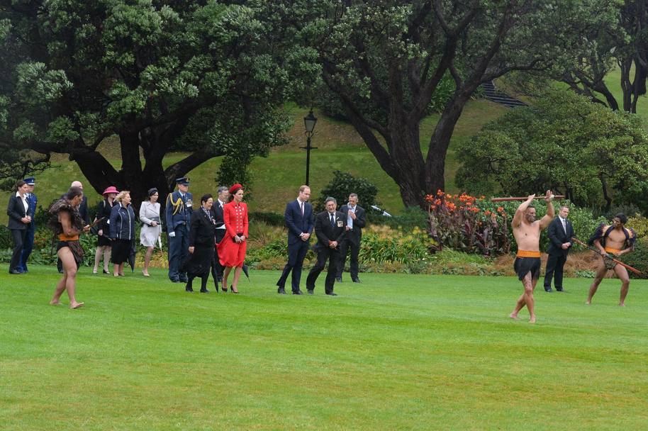 Il principe William e la consorte Kate, duchessa di Cambridge, accompagnati dal figlioletto George, sono impegnati in un tour di tre settimane in Nuova Zelanda. Secondo i costumi locali, la coppia  stata accolta seguendo il tradizionale cerimoniale Maori (Olycom)